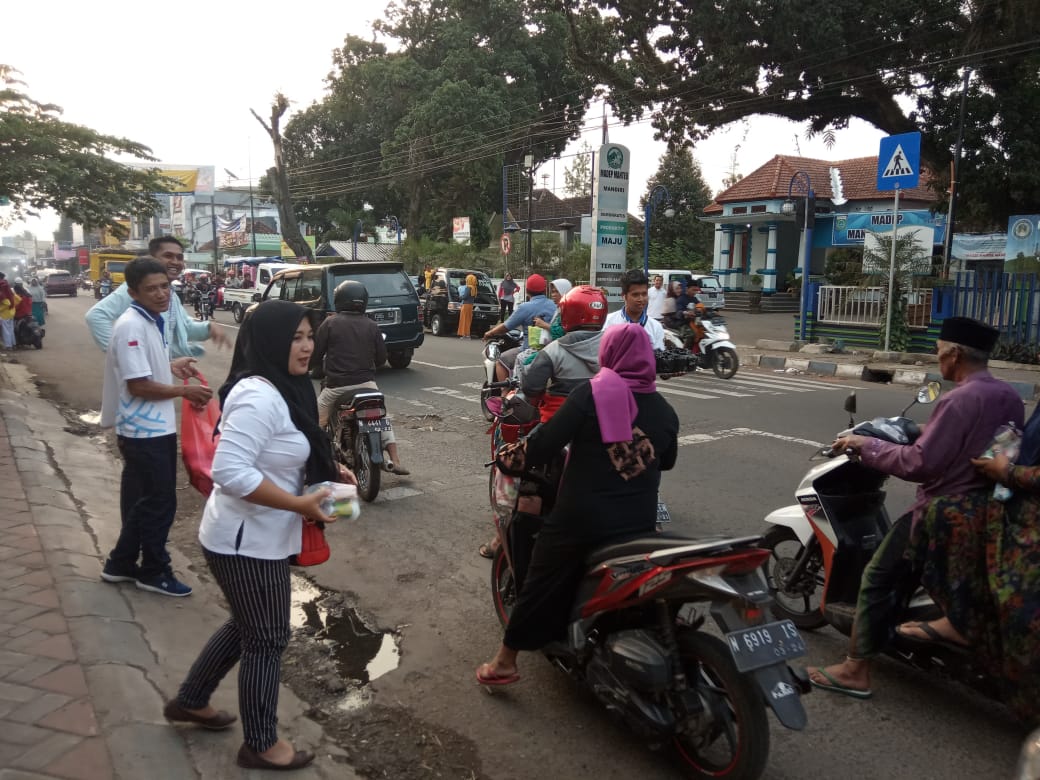 Asosiasi IUMKM Indonesia membagikan Takjil untuk warga di Malang Kecamatan Gondanglegi