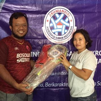 Pengurus Akumandiri Makasar - Penyerahan 1 Set Badminton Di SMPN 3 Pana Kabupaten Mamasa Sulawesi