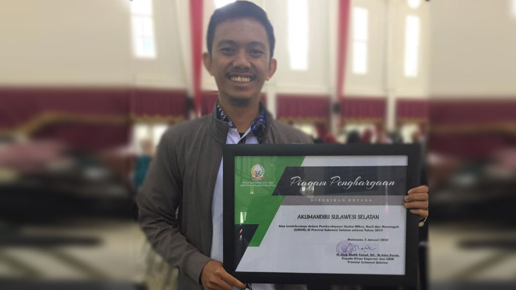 Assosiasi IUMKM Indonesia AKUMANDIRI provinsi Sulawesi Selatan menerima penghargaan dari Pemerintah Provinsi Sulawesi Selatan melalui Dinas Koperasi dan UKM pada kegiatan wisuda II Young Entrepreneur School Sulawesi Selatan