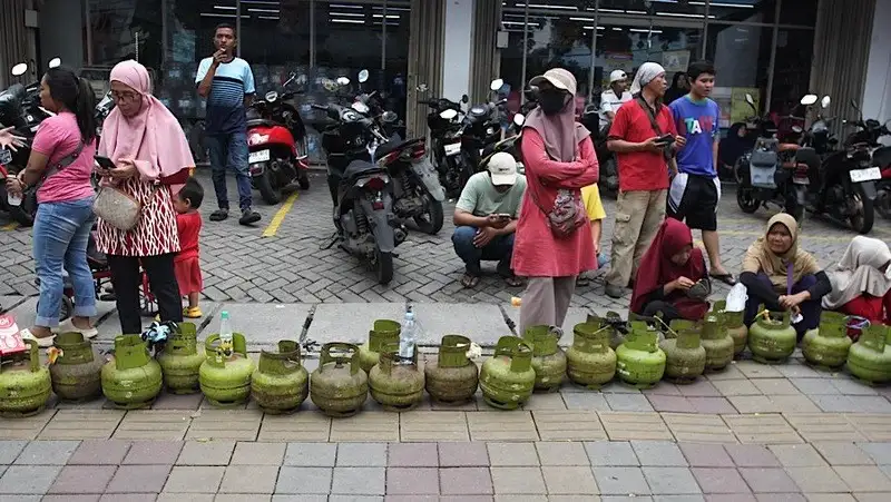 Warga mengantre untuk mendapatkan LPG 3 kg di Cibodas