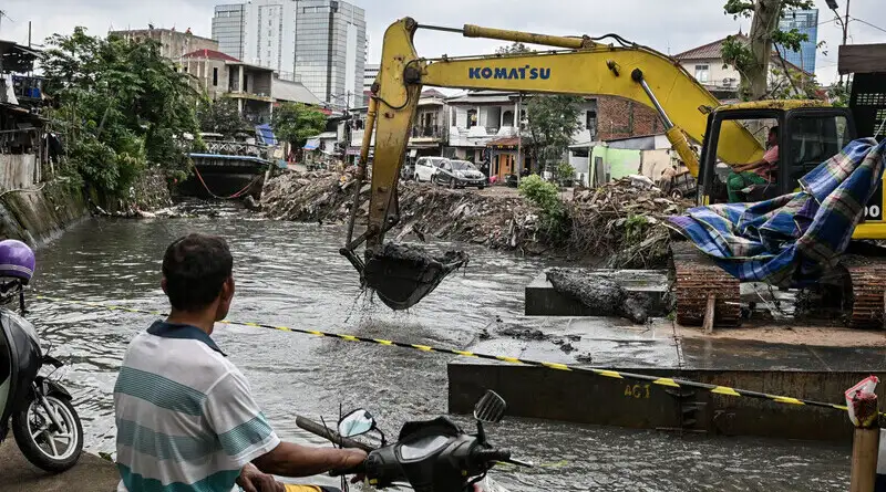 Dunia usaha mengeluhkan kenyataan pahit bahwa hujan mampu melumpuhkan Jakarta